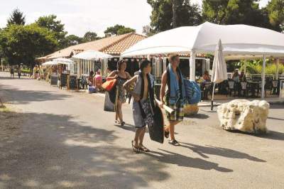 Camping Royan : stands commerce articles vacances camping
